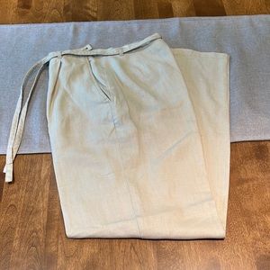Ann Taylor Linen pants with side & rear pocket, front pleats & matching belt.